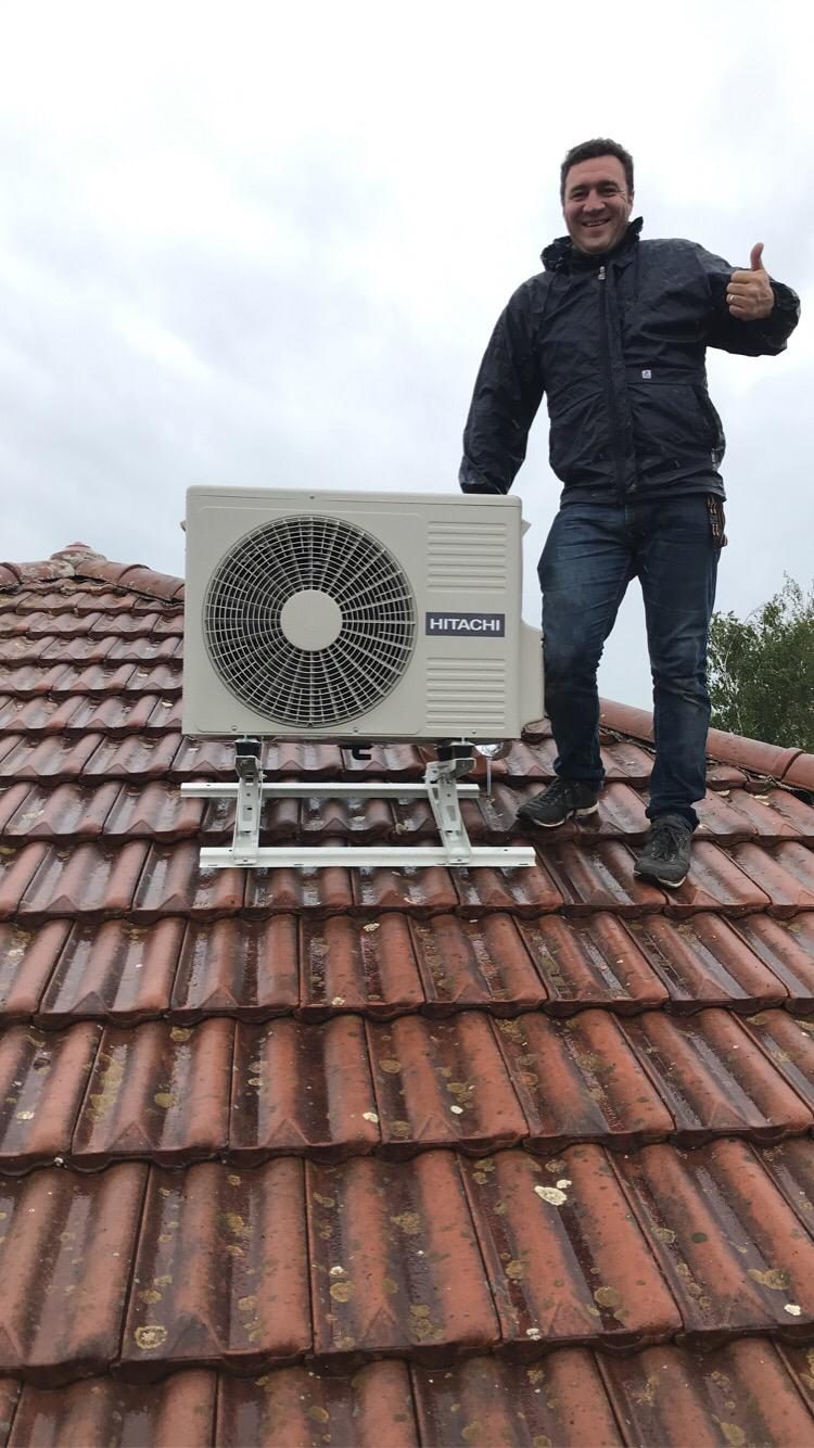 Mathieu Maurin, fondateur Easy Calo, sur un chantier d'installation de pompe à chaleur à Trévoux